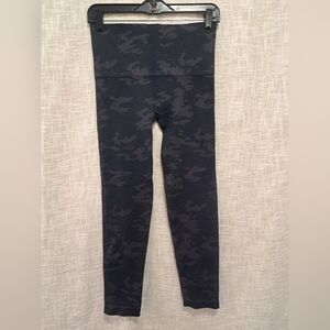 Spanx Camo Capri Leggings size Large by Sarah Blakely